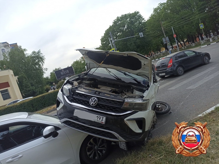 Тройное ДТП с пострадавшими: в Армавире Volkswagen «оседлал» Haval
