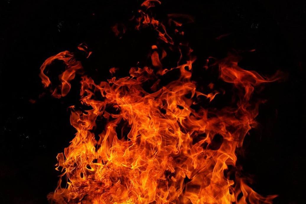В Армавире загорелся частный дом на Линиях