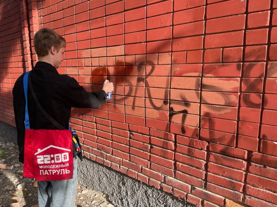 В Армавире волонтеры закрасили 56 надписей с рекламой наркотиков на зданиях
