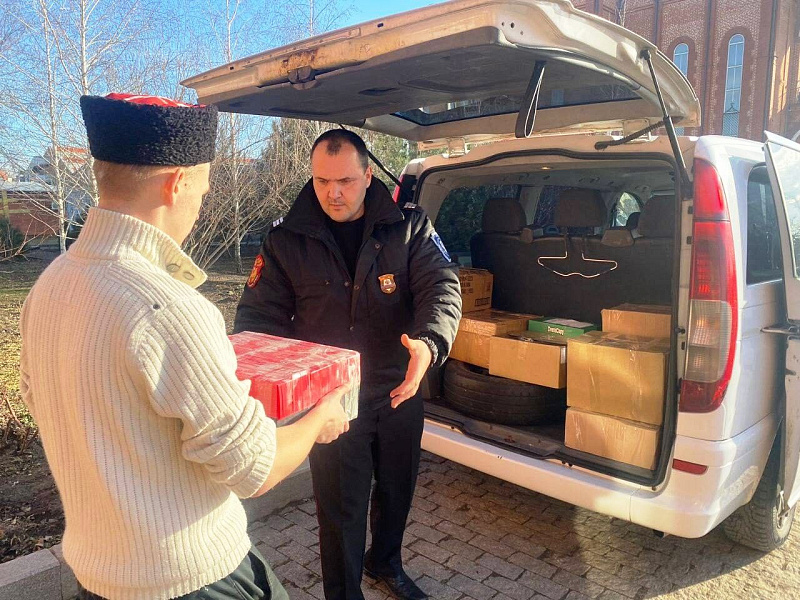 Казаки из Армавира доставили четыре тонны гуманитарного груза на Донбасс