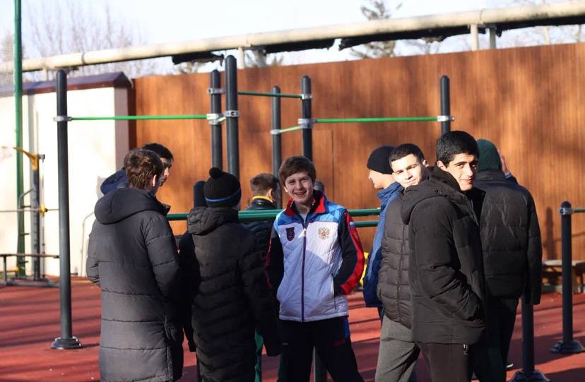 В Армавире в спортшколе по самбо открыли обновленную уличную площадку с тренажерами