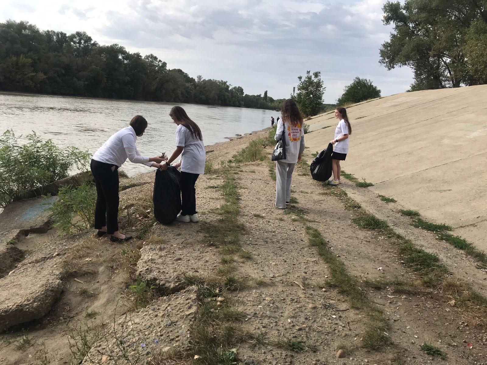 В Армавире волонтеры очистили берег реки в рамках проекта «Сохрани планету»