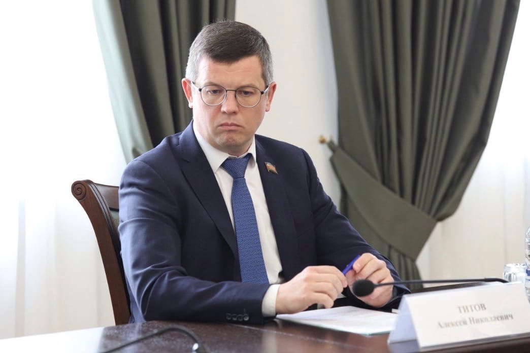 Депутат ЗСК Алексей Титов поздравил армавирских выпускников
