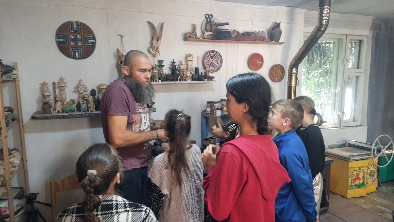 Дети из Детской деревни «Виктория» Армавира посетили с экскурсией гончарную мастерскую в Краснодаре