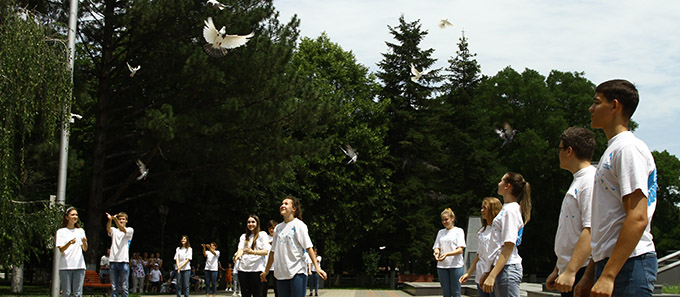 Видео. В честь Парада Победы в небо над Армавиром выпустили 75 голубей