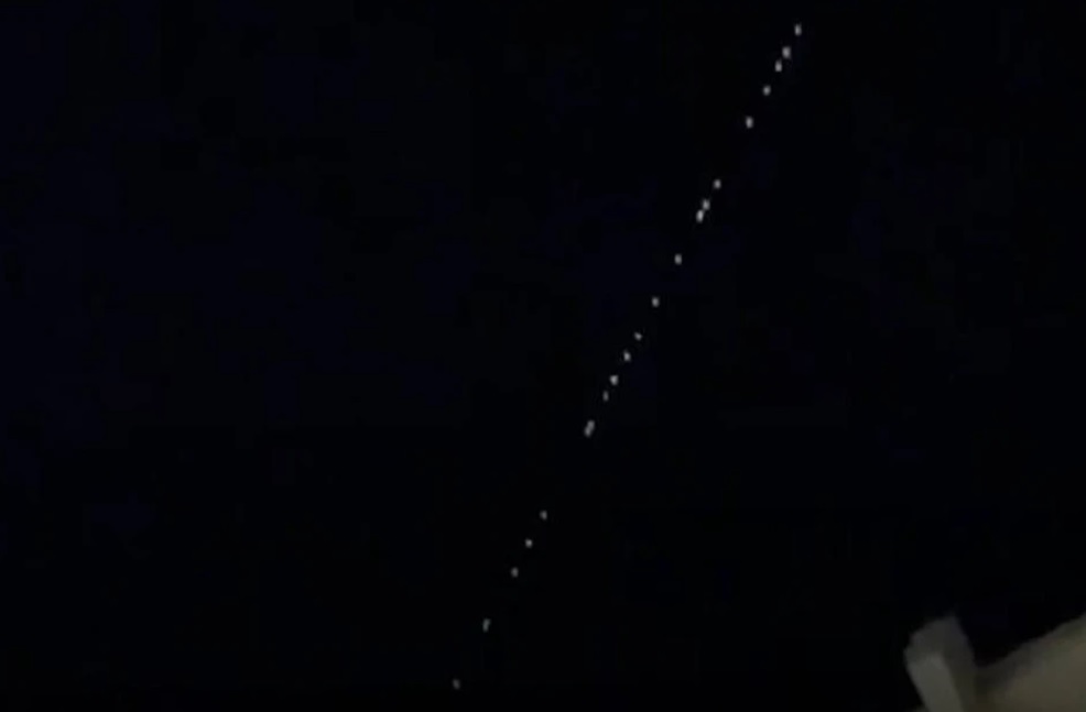 Жители Армавира наблюдали в ночном небе необычные светящиеся шары