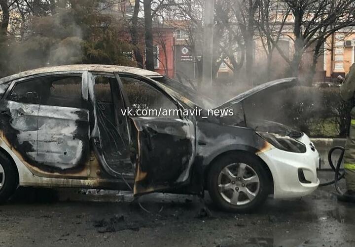 В Армавире прямо на проезжей части загорелся автомобиль