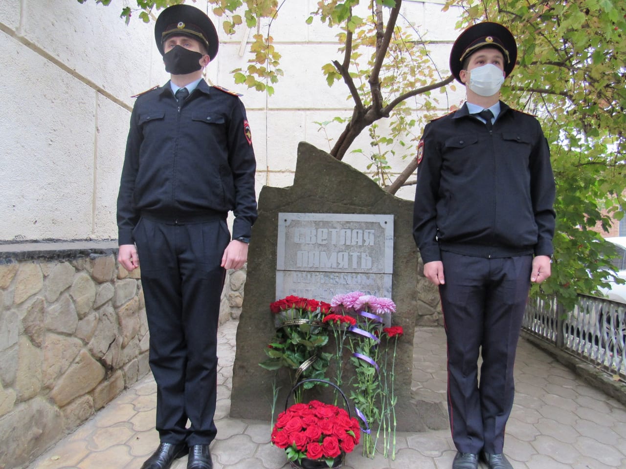 В Армавире полицейские возложили цветы к мемориалу погибших сотрудников