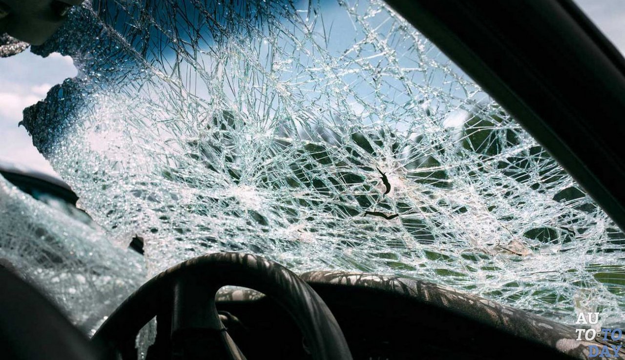 В Армавире по вине водителя камнями разбило лобовое стекло Kia