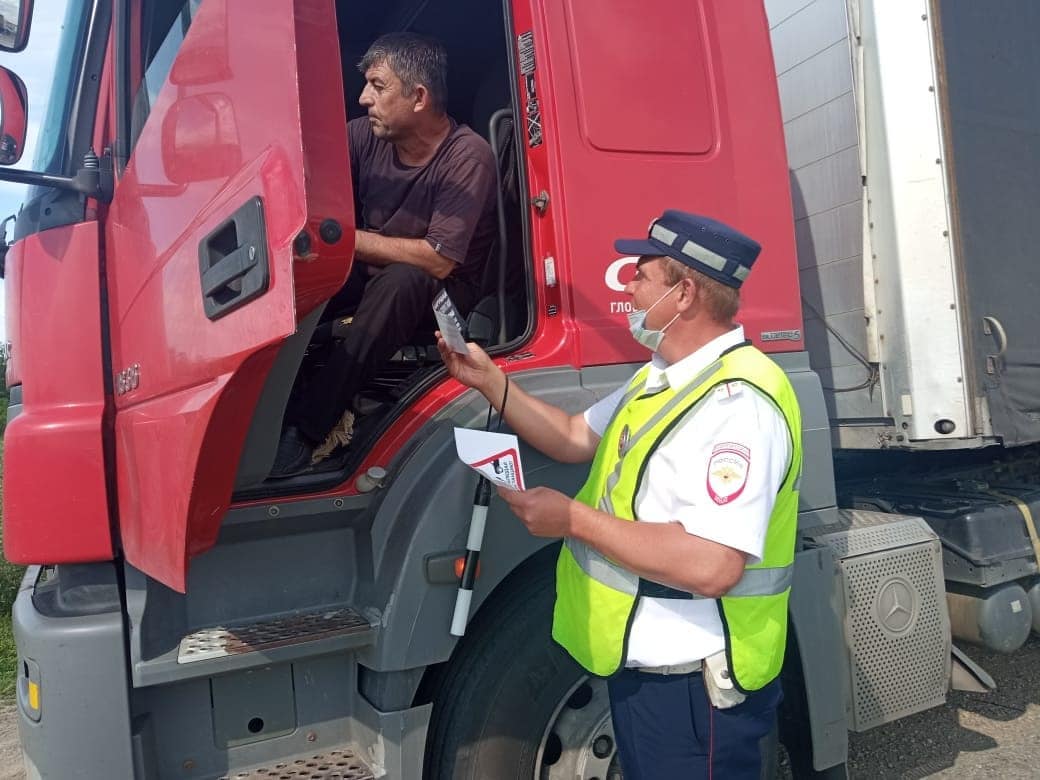 Автоинспекторы Армавира дежурят на трассе и раздают водителям памятки о поведении в жару