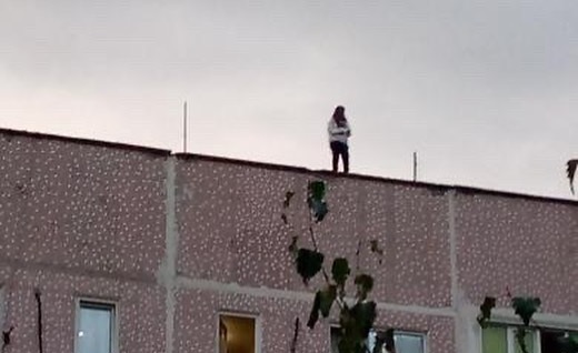 В Армавире подростки устроили прогулку по крыше многоэтажки