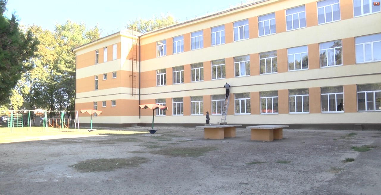 На ремонт школ в Армавире было направлено более 6 миллионов рублей