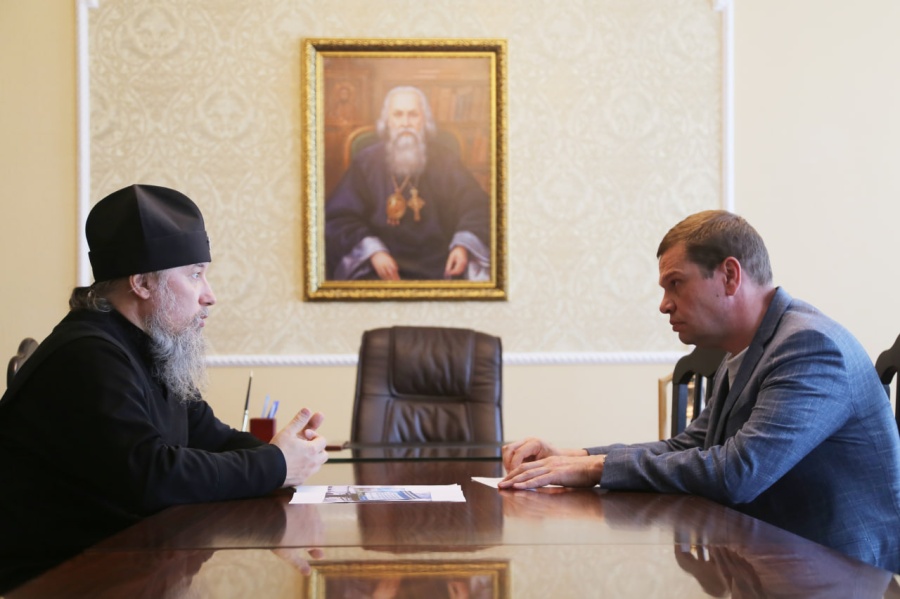 Депутат Дорошенко и митрополит Василий обсудили строительство колокольни при храме в Армавире