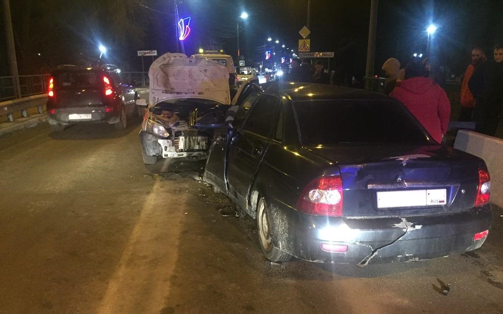 В Армавире при лобовом столкновении такси и Hyundai пострадали три человека
