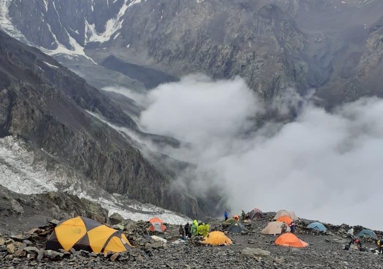 10 туристов из Армавира совершили восхождение на гору-пятитысячник Казбек