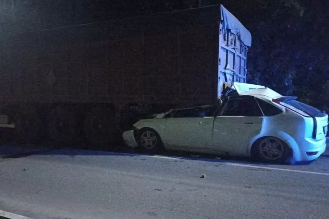 В Армавире в ночной аварии с грузовиком погиб пожилой водитель