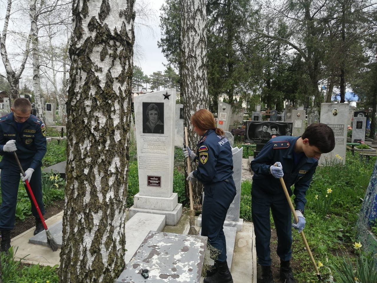 В Армавире в преддверии Дня Победы студенты благоустроили памятники и могилы ветеранов