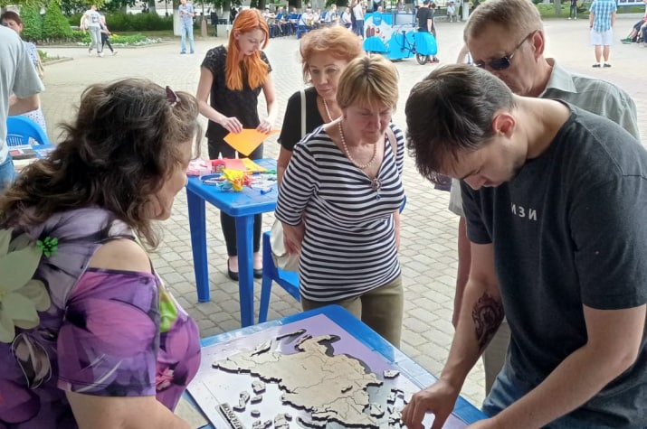 Жителей Армавира знакомят с географией России при помощи спилс-карт