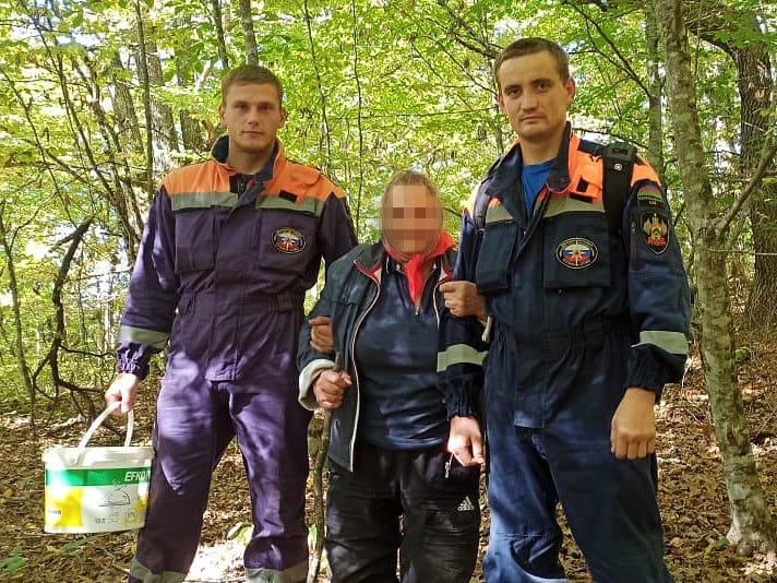 Спасатели Мостовского района вывели из леса заблудившихся грибников из Армавира