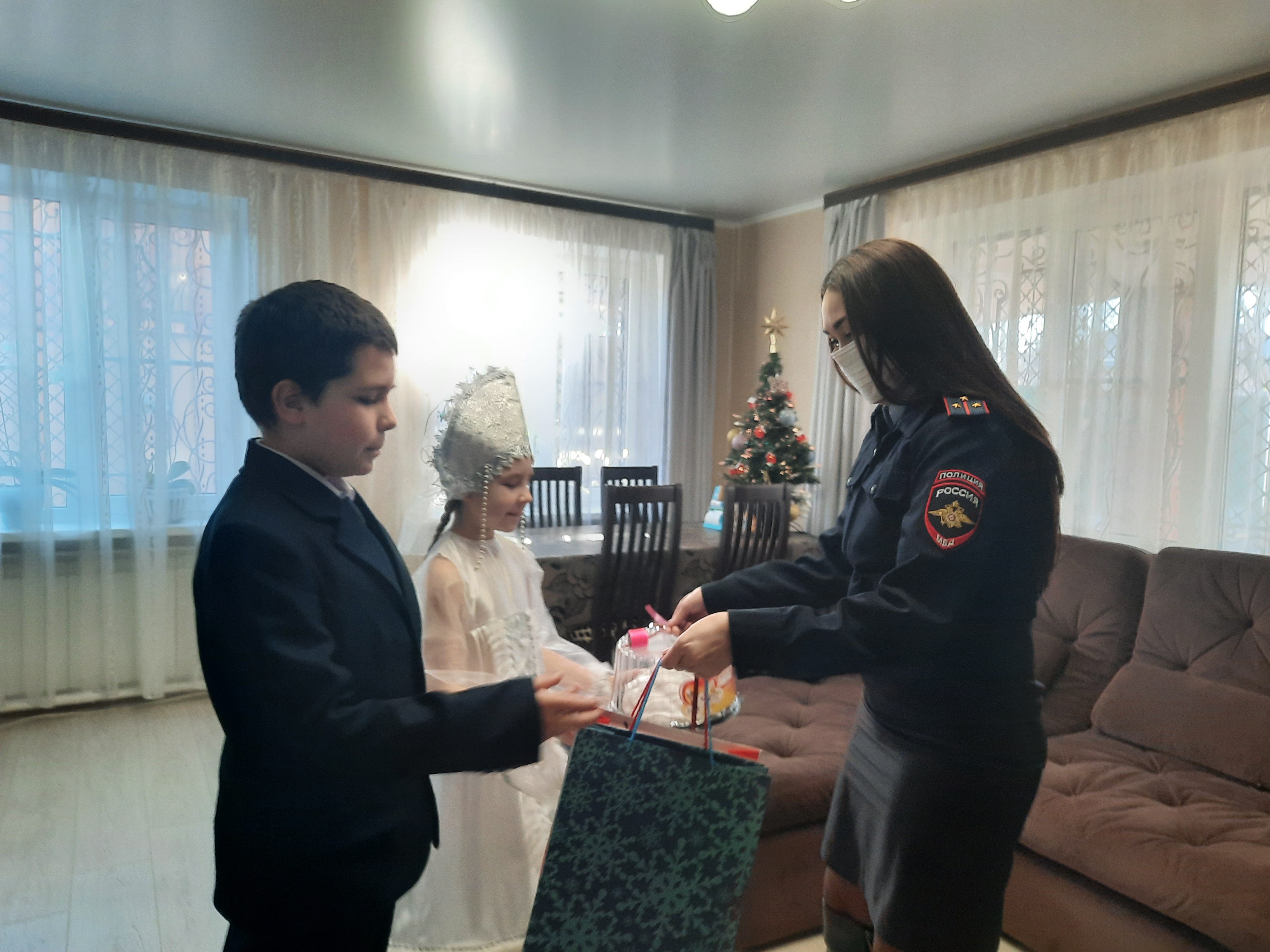 Сотрудники ГАИ в Армавире вручили подарки детям, пострадавшим при ДТП