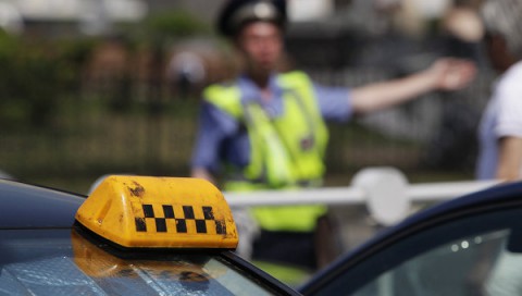 В Армавире таксистов наказывают за отсутствие масок и антисептиков