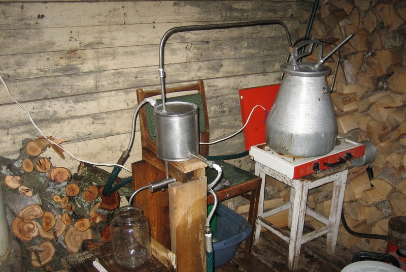У жителя Армавира нашли тысячи литров «паленых» виски и коньяка