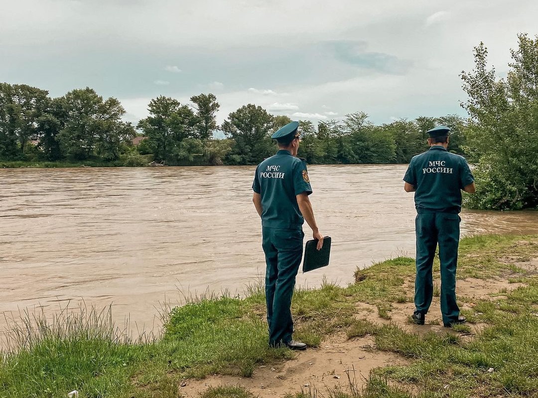 В Армавире сотрудники МЧС обследуют берег реки и участки рядом с лесом