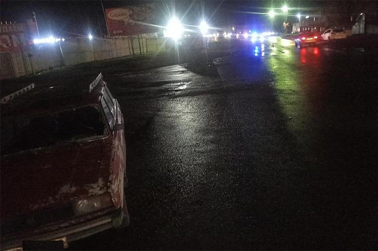 В Армавире пожилой водитель ВАЗа сбил насмерть стоявшего на дороге 71-летнего мужчину