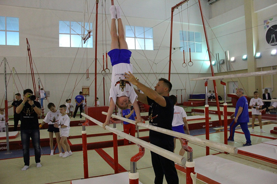 Гимнасты из Армавира побывали на мастер-классе олимпийского чемпиона Алексея Немова