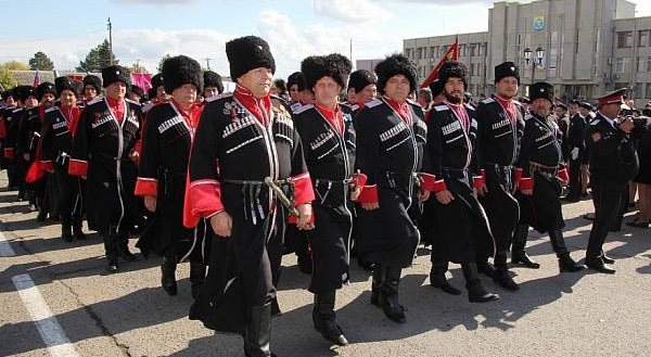 Армавирские казаки, которые ушли на самоизоляцию, с репетиции парада победы вернулись домой