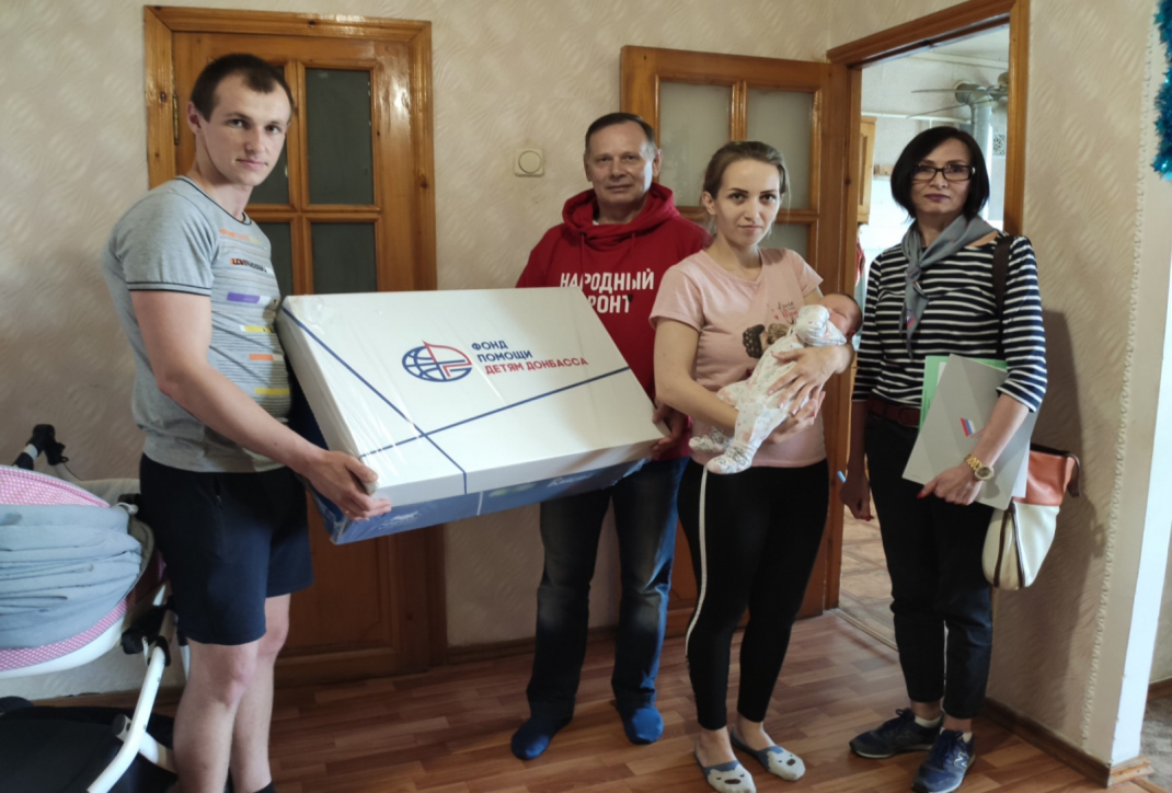 В Армавире Народный фронт вручил семье из Донбасса набор для новорожденного