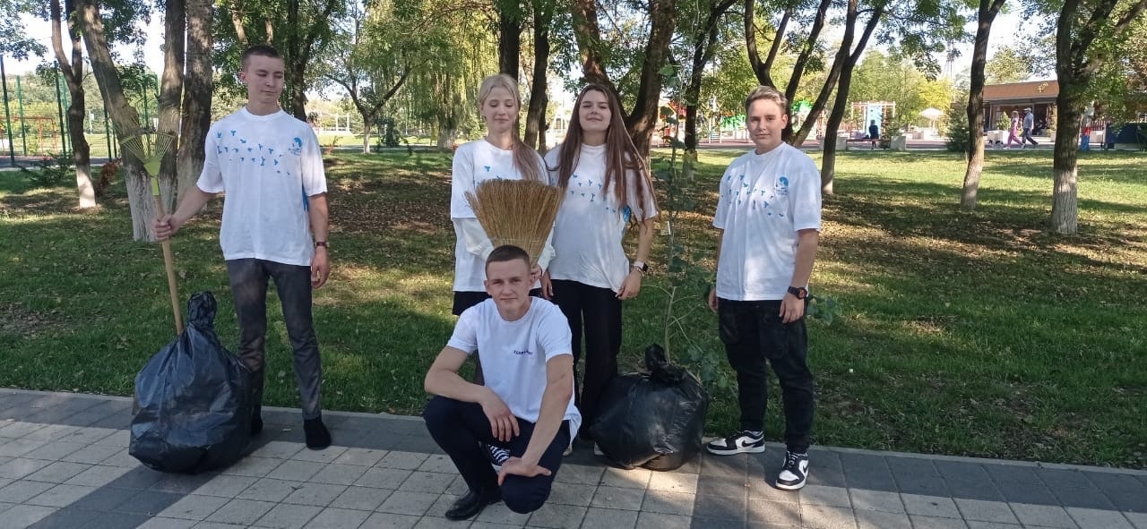 В Армавире молодежь приняла участие в субботнике «Зелёная Россия»