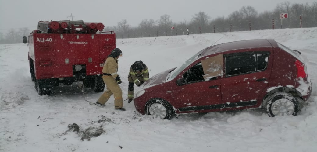 На трассе Тихорецк-Сальск спасатели помогают эвакуировать сьехавший в кювет автомобиль