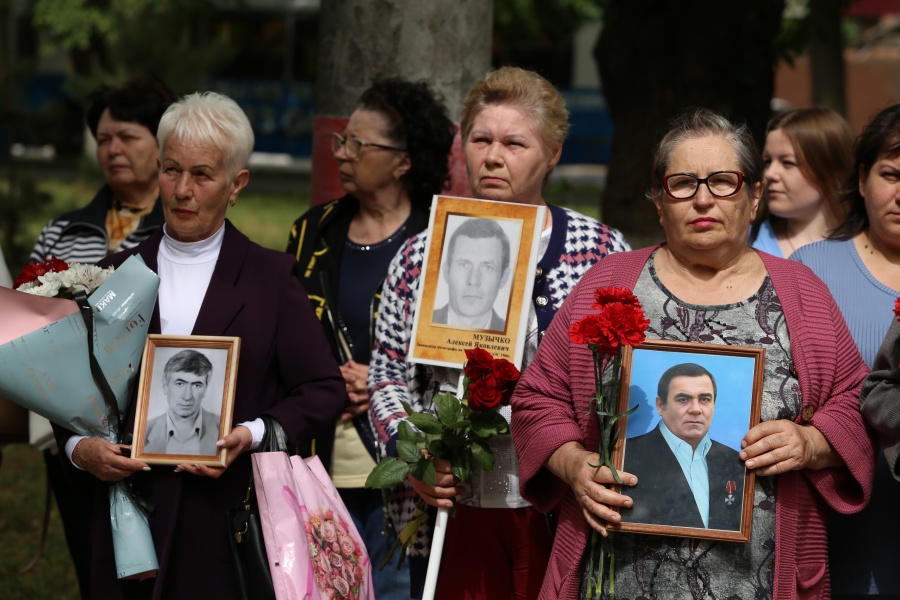 В Армавире к памятнику Героям-Чернобыльцам пришли женщины с портретами своих мужей-ликвидаторов аварии