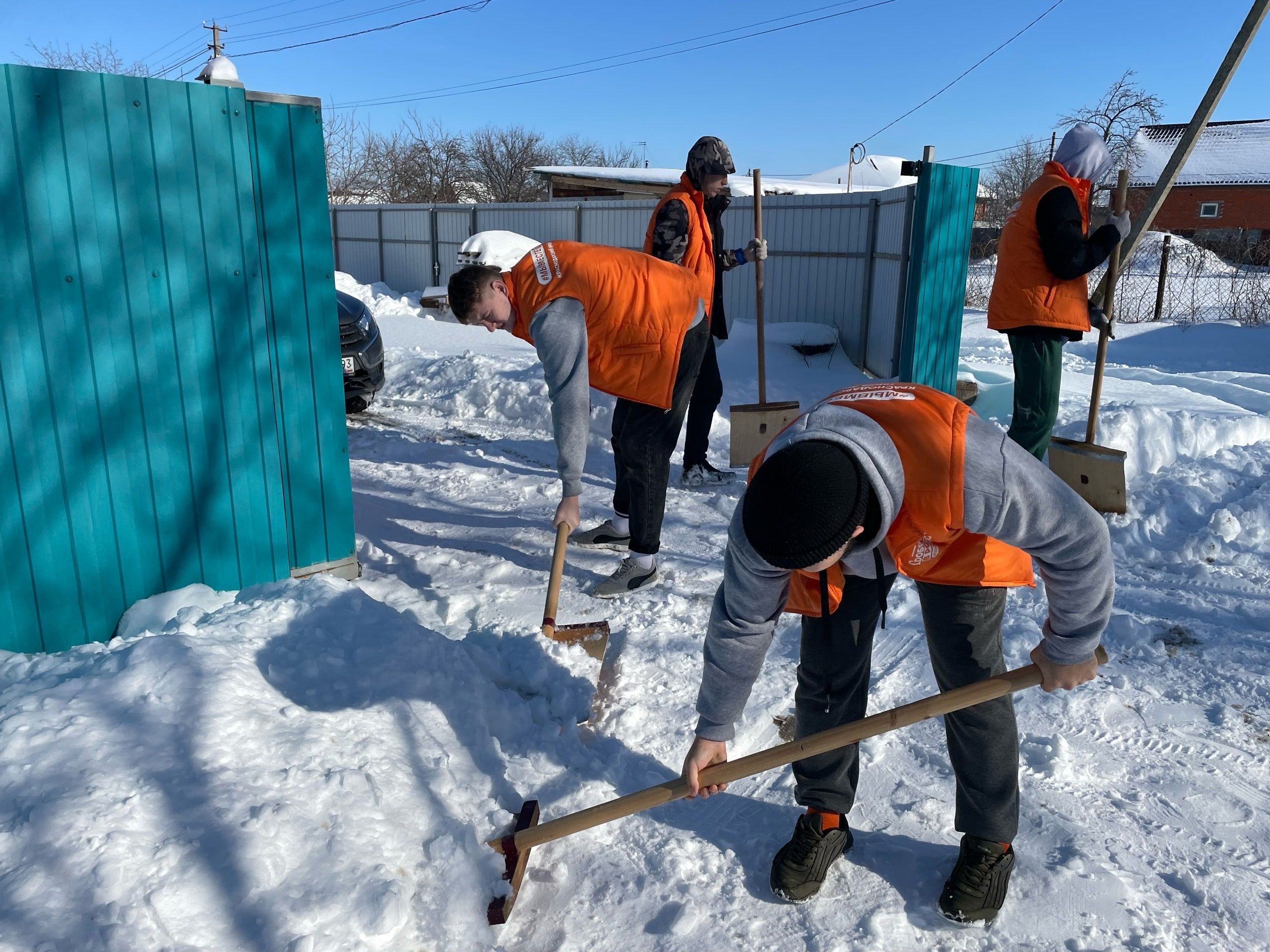 В Армавире волонтеры акции #МыВместе помогают семьям мобилизованных расчистить дворы от снега