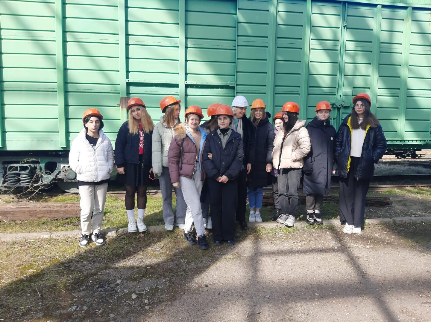В Армавире школьники посетили с экскурсией завод по производству вагонов