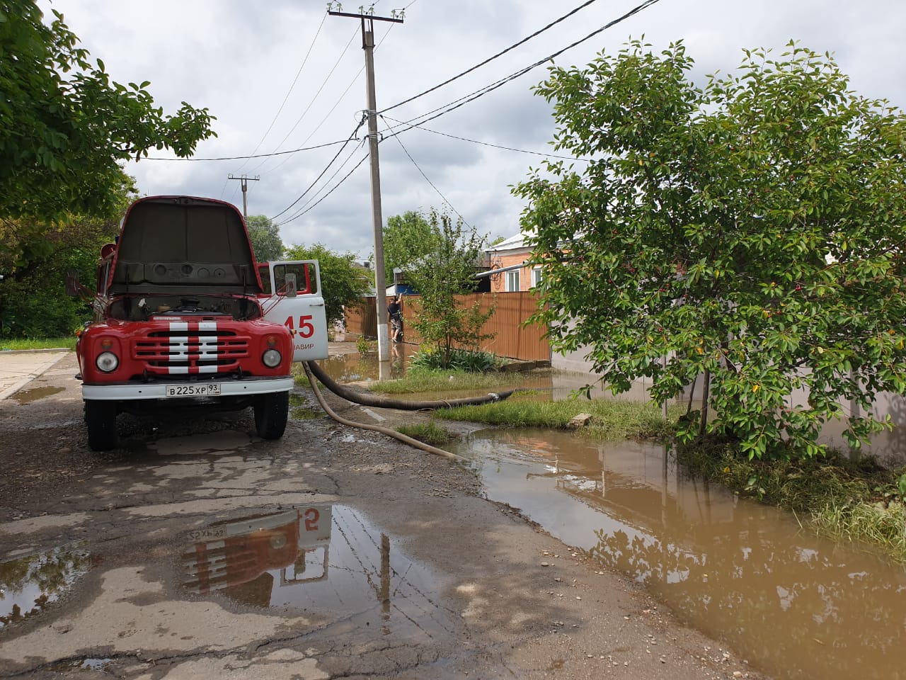В Армавире 10 спецмашин откачивают воду с затопленных дворов