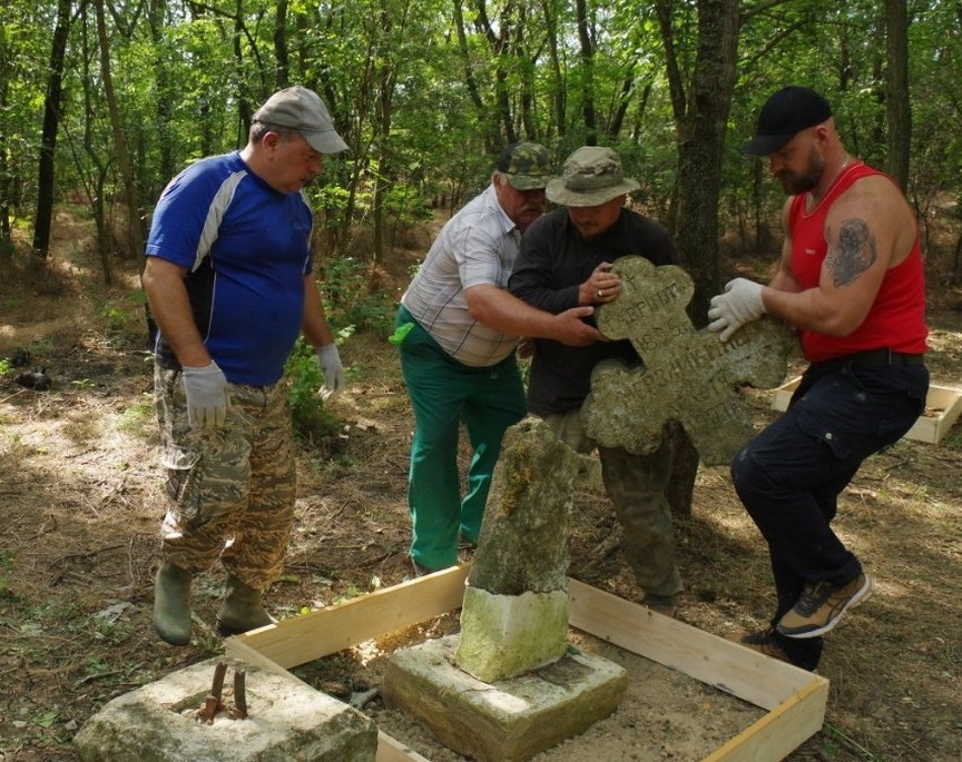 Армавирские и Лабинские казаки восстанавливают старинное кладбище