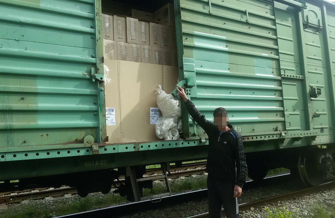 200 литров подсолнечного масла украли с поезда на станции Армавир-Туапсинский