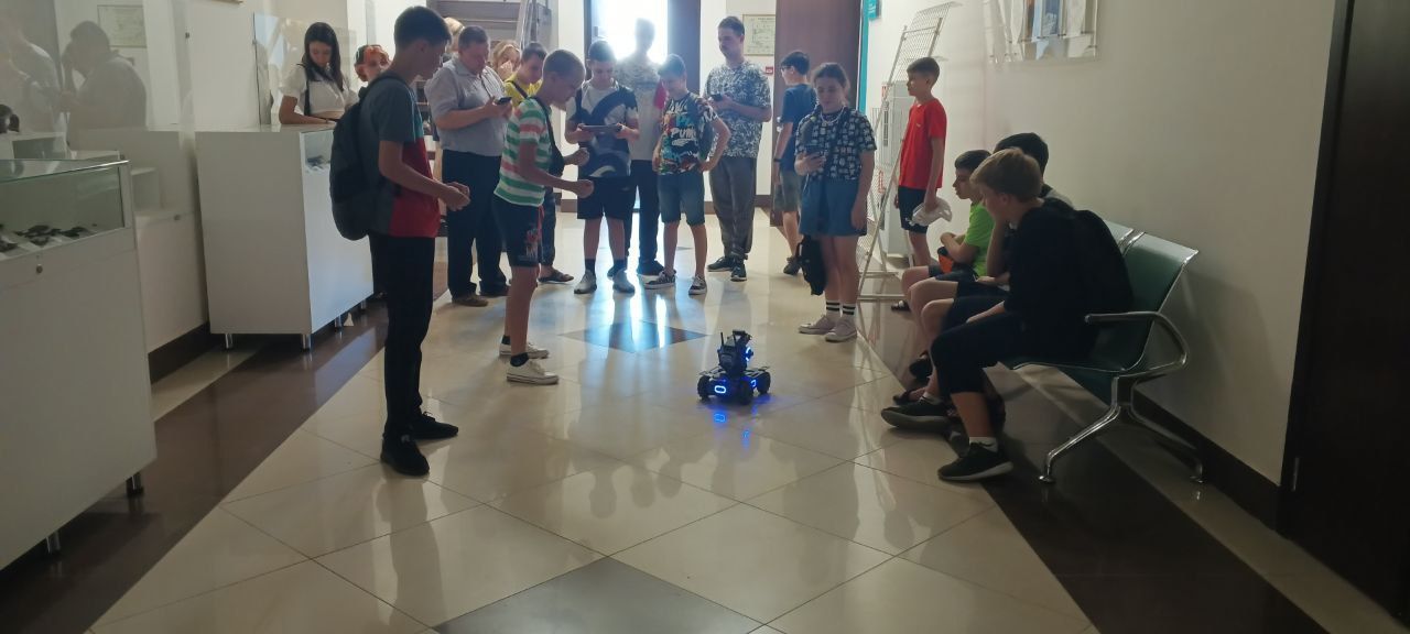 Роботы и анатомический стол: в Армавире продолжаются «умные» каникулы для школьников