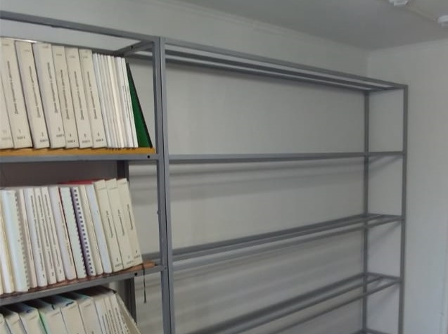 В Армавире депутат купил новые книжные стеллажи для библиотеки для слепых