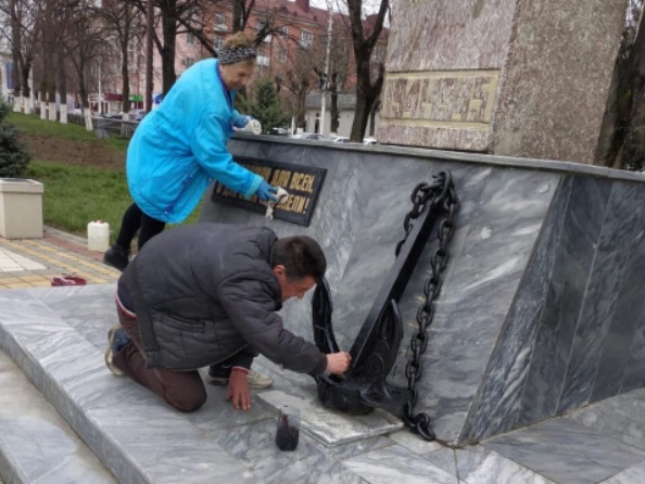 «Дорогами Славы»: в Армавире волонтеры навели порядок у памятников военной истории
