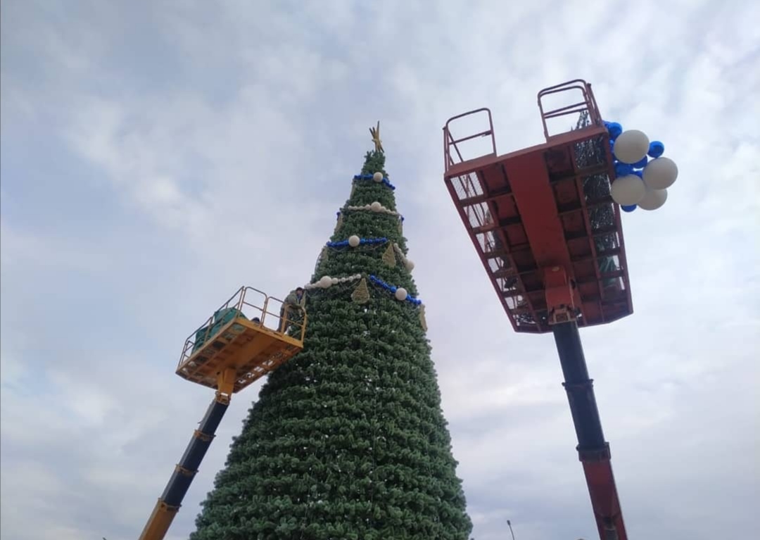 В Армавире демонтируют новогодние елки