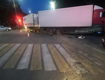 В Армавире мотоциклистка столкнулась с грузовиком