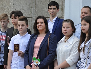 В Армавире депутат Госдумы вручила подросткам первые паспорта
