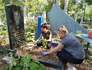 В Армавире активисты навели порядок на захоронениях и воинских мемориалах