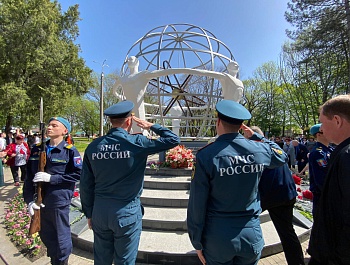 В Армавире горожане возложили цветы к памятнику в Сквере имени Героев-Чернобыльцев