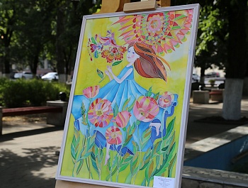 Ко Дню города в Армавире организовали выставку художников на свежем воздухе