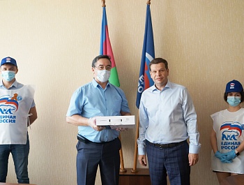 Депутаты ЗСК и члены фракции «Единой России» передали ноутбуки для дистанционного обучения армавирских школьников.