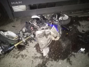 В Армавире мотоциклистка столкнулась с грузовиком